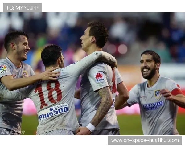 雨战中格列兹曼任意球直挂死角,主场观众高呼其名 雨战中格列兹曼任意球直挂死角,主场观众高呼其名